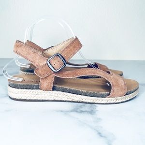 Lucky Brand Gabrien suede sandals size 9.5 open round toe buckle closure latte